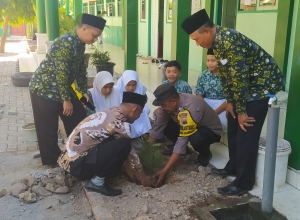 Ayo Menanam Seribu Pohon!, MTs NU 20 Kangkung Ajak Kapolsek Kangkung dan Kepala Desa Kangkung Menanam Pohon